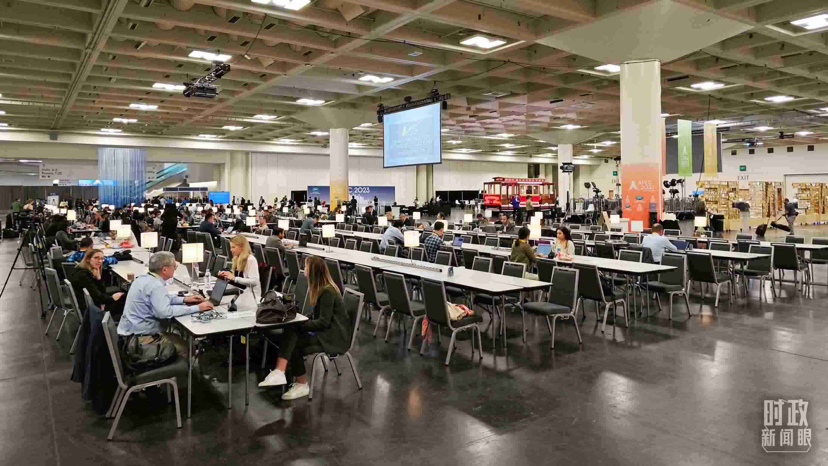 △APEC會(huì)議國(guó)際媒體中心，各國(guó)記者正在工作。（總臺(tái)央視記者王哈男拍攝）