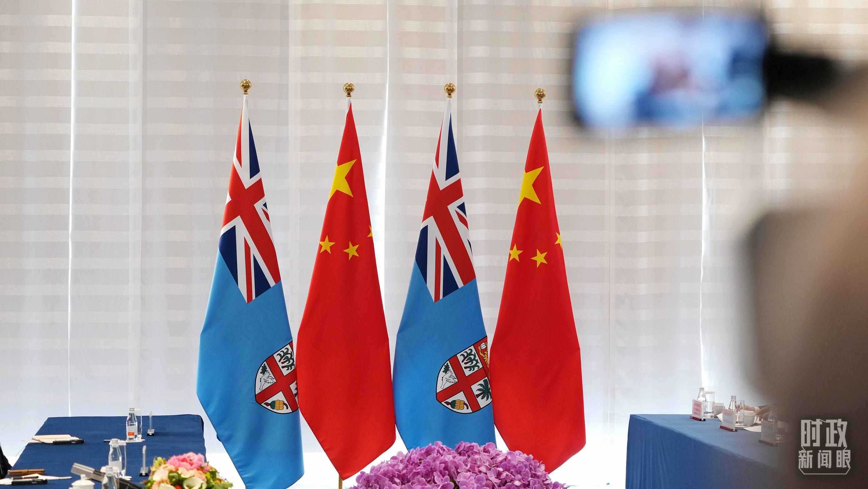 △會(huì)談現(xiàn)場(chǎng)的中斐兩國(guó)國(guó)旗。（總臺(tái)國(guó)廣記者李晉拍攝）