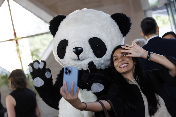 2022年8月24日，在美國華盛頓中國駐美國大使館，來賓與大熊貓玩偶合影。