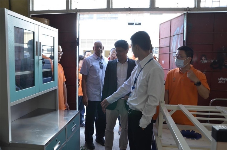 喬治敦公立醫(yī)院執(zhí)行院長接收捐贈物資。第十九期中國援圭亞那醫(yī)療隊供圖