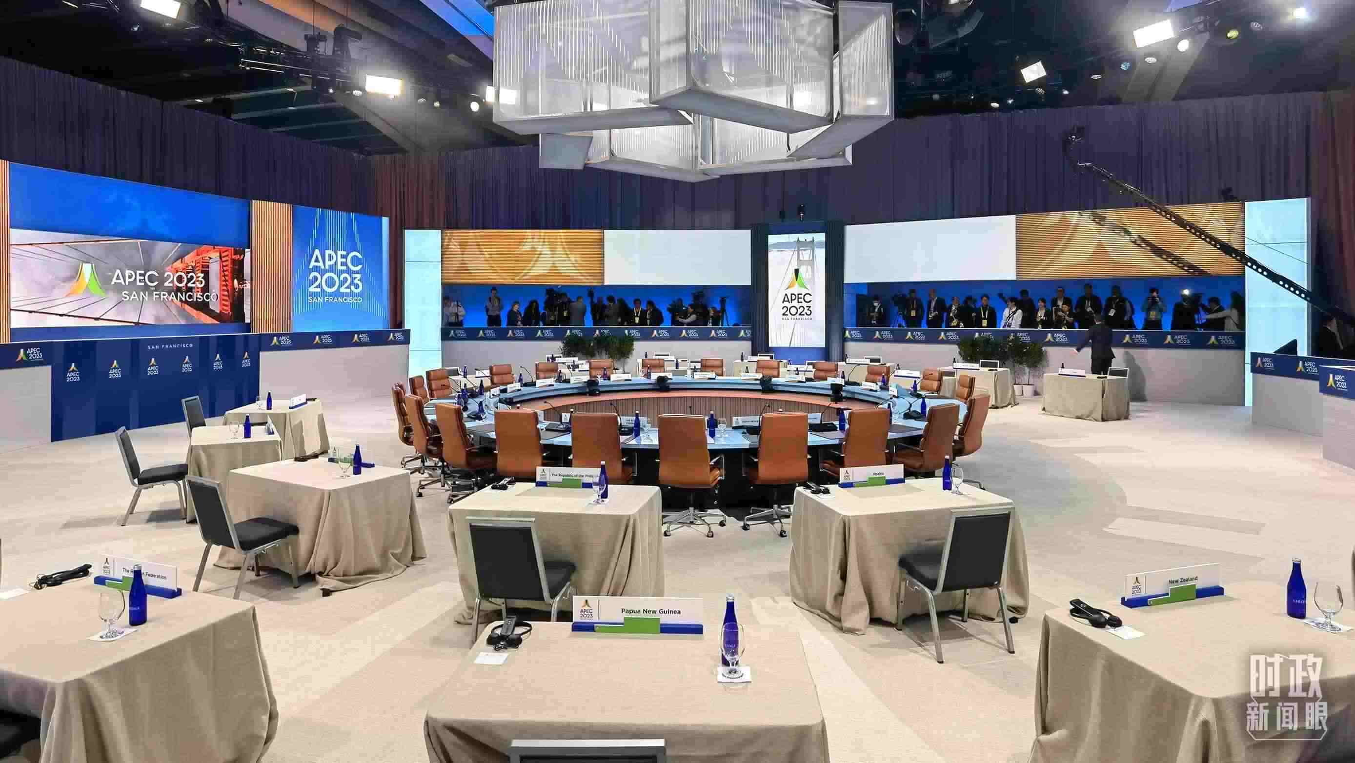 APEC第30次領(lǐng)導(dǎo)人非正式會(huì)議開始前的會(huì)場(chǎng)。（總臺(tái)央視記者石丞拍攝）