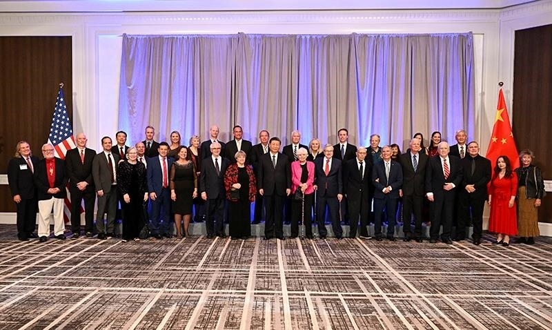 △當?shù)貢r間11月15日晚，習近平主席在美國舊金山出席美國友好團體聯(lián)合舉行的歡迎宴會。這是宴會開始前，習近平主席同友好人士代表親切交談并合影留念。