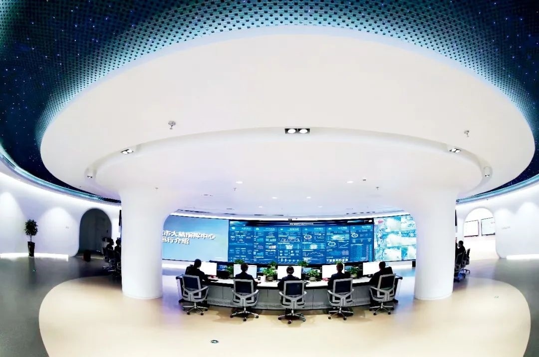 2021年2月2日，江西省撫州市東鄉(xiāng)區(qū)城市大腦指揮中心，工作人員通過城市大腦指揮平臺(tái)實(shí)時(shí)監(jiān)控、抓取、分析相關(guān)案件。