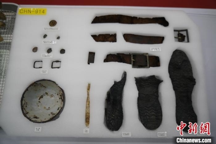 當(dāng)?shù)貢r間11月22日上午，第十批在韓中國人民志愿軍烈士遺骸裝殮儀式在韓國舉行。圖為裝殮儀式現(xiàn)場拍攝的部分志愿軍烈士遺物。中新社記者劉旭 攝