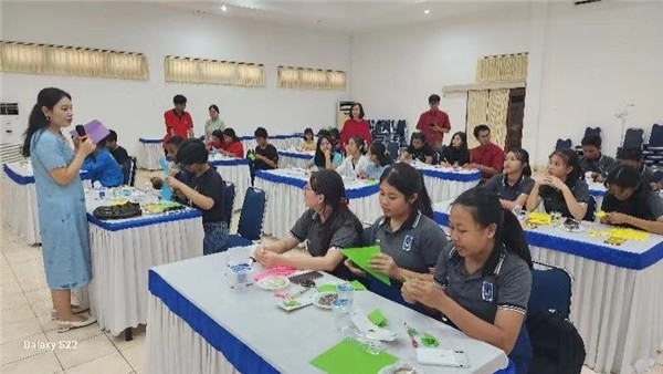 巴陵康孔子學(xué)院中方院長朱敏霞講解中國的二十四節(jié)氣。主辦方供圖