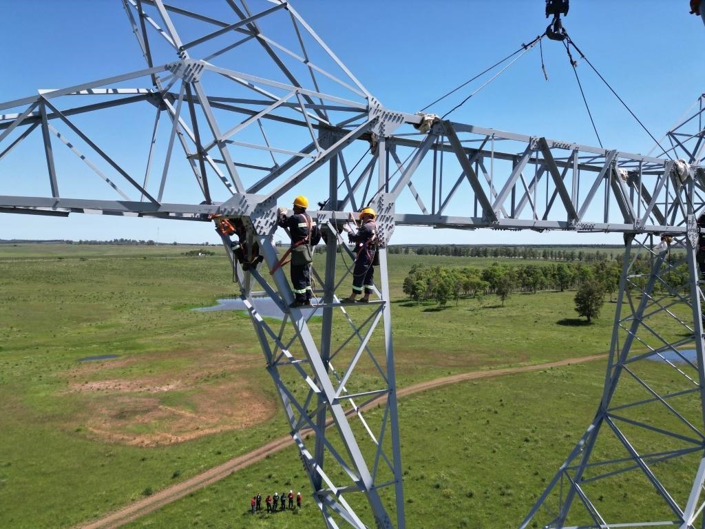 這是2023年11月15日拍攝的位于烏拉圭派桑杜省烏拉圭500千伏輸變電環(huán)網(wǎng)閉合項目施工現(xiàn)場。