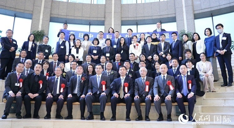 到場嘉賓與中國駐日本大使吳江浩合影留念。人民網(wǎng) 許可攝
