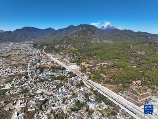 11月25日在麗江市境內(nèi)拍攝的即將開通的麗香鐵路（無人機照片）。