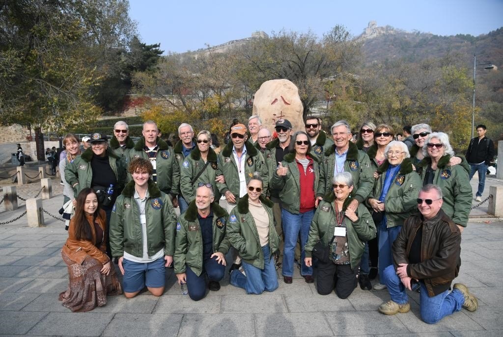 10月29日，飛虎隊老兵莫耶一行人在北京八達(dá)嶺長城合影留念。當(dāng)日，美中航空遺產(chǎn)基金會訪華代表團(tuán)成員陸續(xù)抵達(dá)北京。新華社記者任超攝