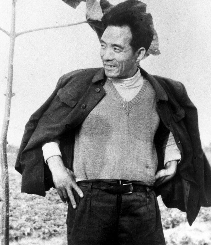 這是焦裕祿當(dāng)年滿懷豪情地在泡桐樹(shù)前留影。新華社發(fā)（1990年5月10日發(fā)）