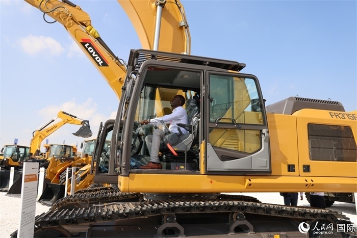 嘉賓參觀體驗(yàn)山東重工產(chǎn)品。人民網(wǎng)記者 任皓宇攝