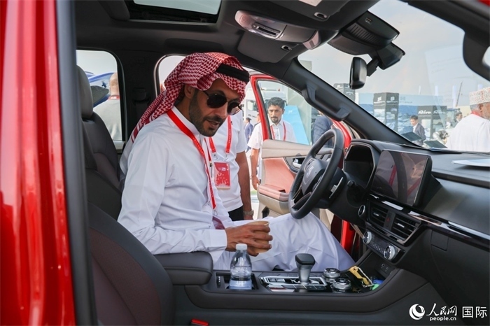 嘉賓參觀體驗(yàn)山東重工產(chǎn)品。人民網(wǎng)記者 任皓宇攝