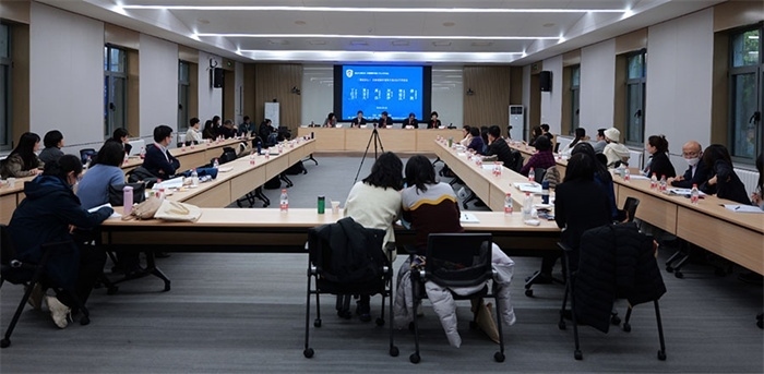 “區(qū)域國(guó)別學(xué)視角下的日語(yǔ)學(xué)科建設(shè)”圓桌論壇現(xiàn)場(chǎng)。主辦方供圖