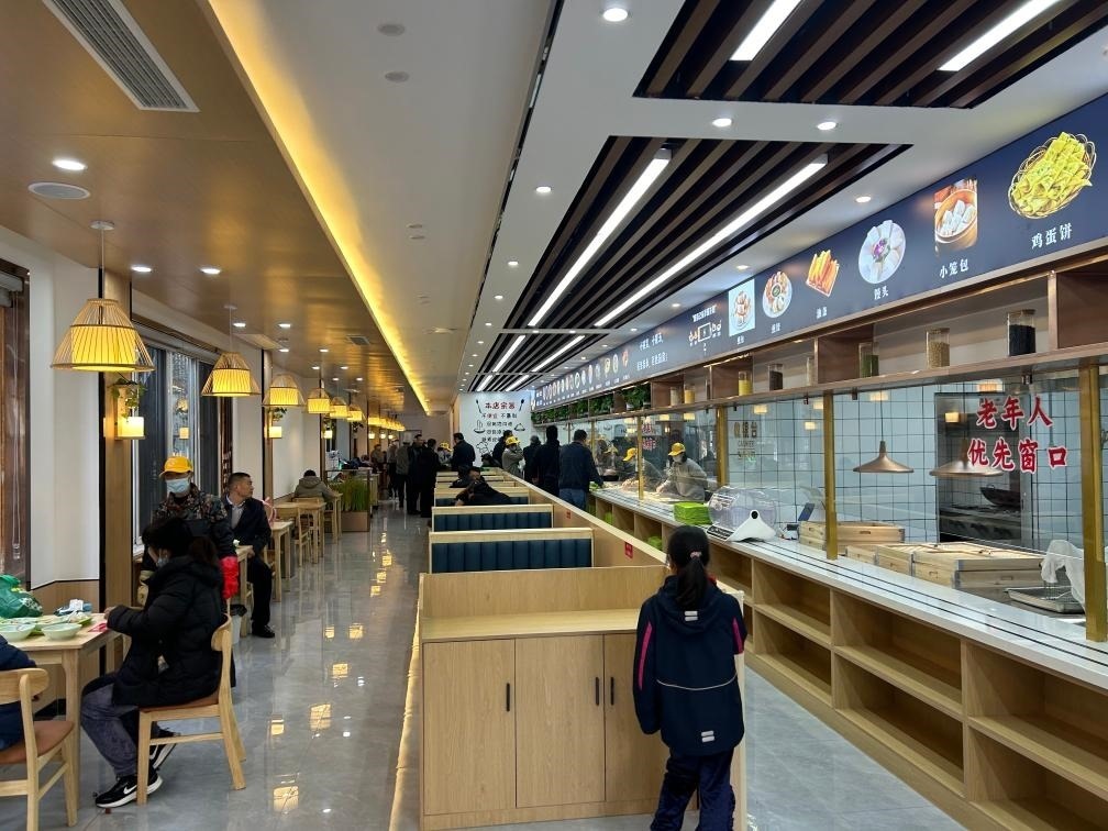 位于安徽合肥市瑤海區(qū)和平路街道綠苑社區(qū)的社區(qū)老年大食堂。（綠苑社區(qū)供圖）