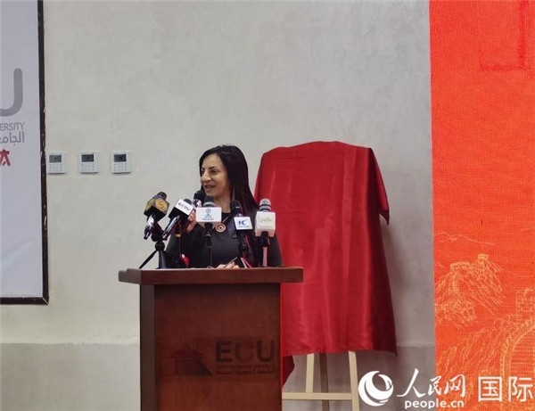 埃及中國(guó)大學(xué)副董事長(zhǎng)索娜塔致辭。人民網(wǎng)記者 沈小曉攝