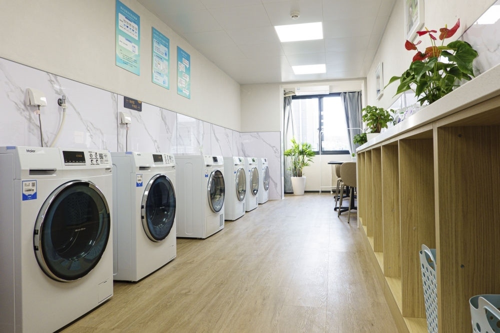 閔行區(qū)新時(shí)代城市建設(shè)者管理者之家的共享廚房和共享洗衣房。