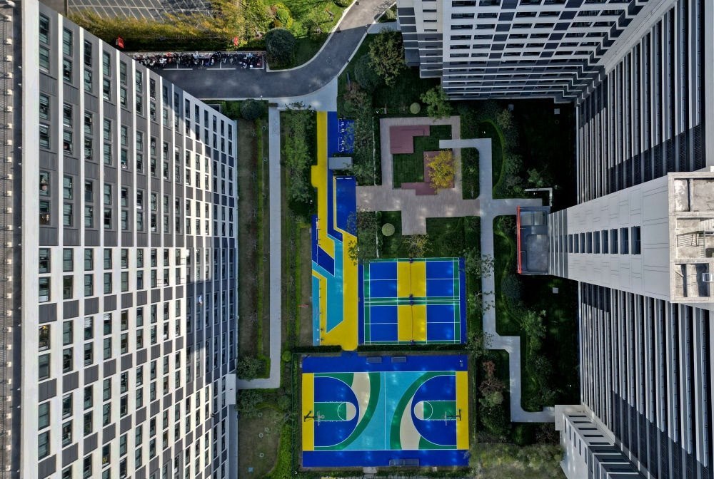 社區(qū)內(nèi)的運(yùn)動(dòng)場(chǎng)地設(shè)施（無(wú)人機(jī)照片）。