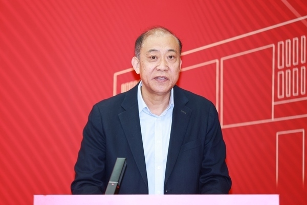 《教育踐悟錄》作者、中央財(cái)經(jīng)大學(xué)黨委書記何秀超。受訪者供圖