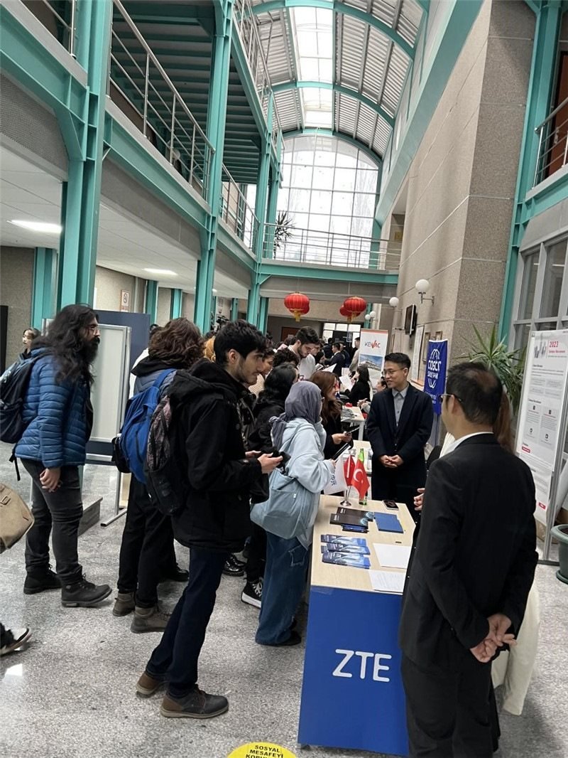 土耳其大學(xué)生在中企展臺交流。主辦方供圖