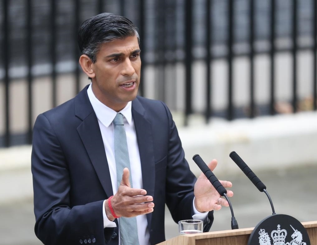 2022年10月25日，里希·蘇納克在英國倫敦唐寧街10號(hào)首相府前發(fā)表講話。新華社記者李穎攝