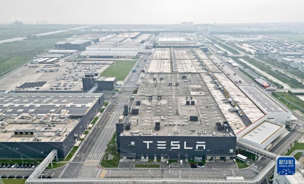 這是在中國（上海）自由貿易試驗區(qū)臨港新片區(qū)拍攝的特斯拉上海超級工廠（2023年9月26日攝，無人機照片）。新華社記者 劉穎 攝