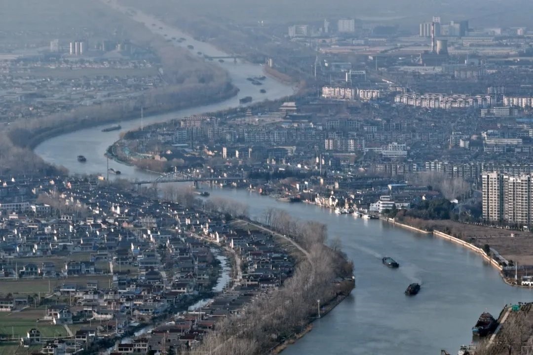 2月16日，貨船行駛在京杭大運(yùn)河江蘇寶應(yīng)段。新華社發(fā)（沈冬兵攝）