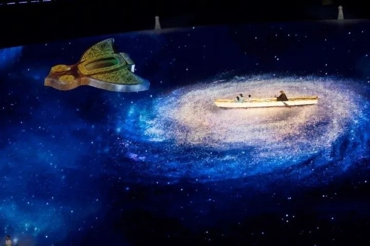 杭州第4屆亞殘運(yùn)會閉幕式上，吉祥物飛飛幻化回良渚玉鳥的模樣，盤旋于夜色之中。記者 倪雁強(qiáng) 董旭明 攝