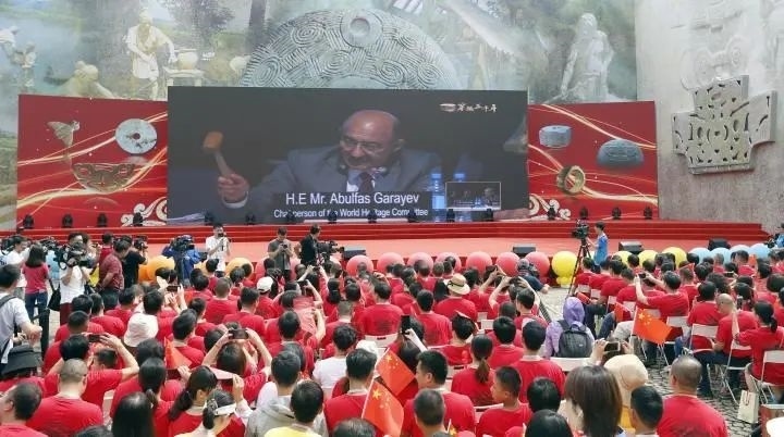 2019年7月6日，杭州市民揮舞國旗慶祝良渚古城遺址獲準(zhǔn)列入世界遺產(chǎn)名錄。記者 吳煌 倪雁強(qiáng) 攝