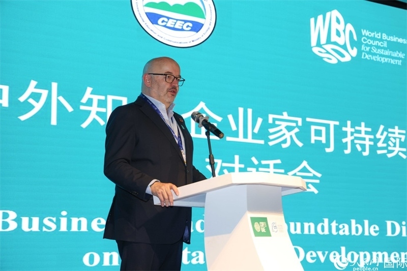 世界可持續(xù)發(fā)展工商理事會會長兼主席貝德凱致辭。人民網(wǎng)記者任皓宇攝