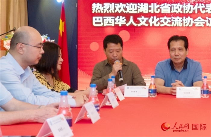 巴西文協(xié)監(jiān)事長彭建波（右二）在座談會上致辭。 人民網(wǎng)記者 陳海琪攝