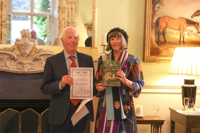 艾倫·麥克法蘭教授為漢密爾頓頒發(fā)文學(xué)類終身成就獎(jiǎng)。雨珊攝