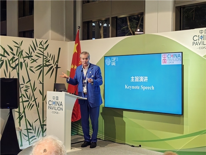 意大利都靈理工大學(xué)終身教授岡特·鮑利發(fā)言。COP28中國角供圖