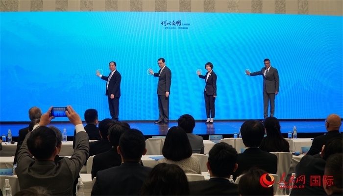 嘉賓共同啟動“何以文明”日本特展體驗暨2024年總臺春晚宣介區(qū)。人民網(wǎng) 蔣曉辰攝