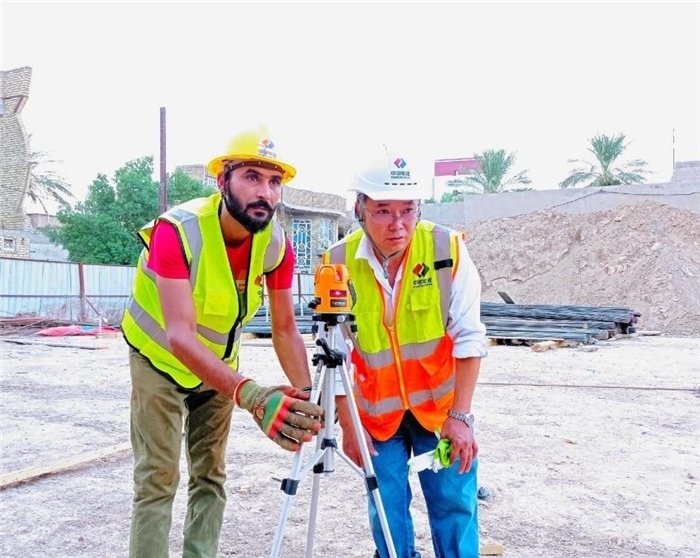 中伊工人在施工中。中國電建供圖