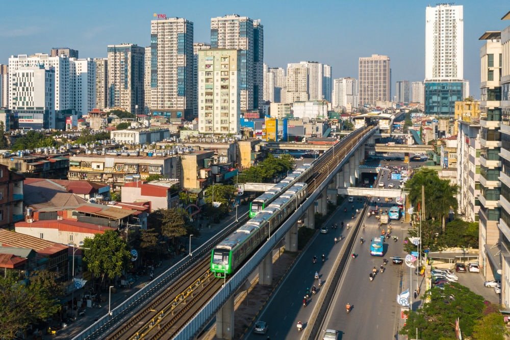 2021年12月1日，在越南首都河內(nèi)，列車在吉靈-河東輕軌線上行駛。新華社發(fā)（中鐵六局河內(nèi)輕軌項目部供圖）