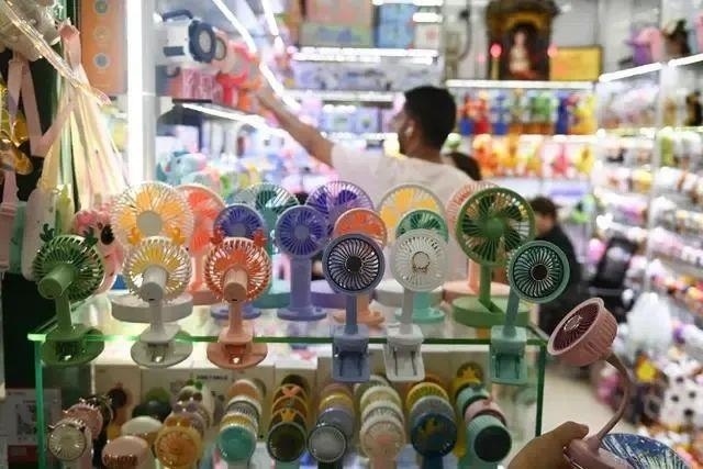 △近期，客商在浙江義烏國(guó)際商貿(mào)城采購(gòu)商品。