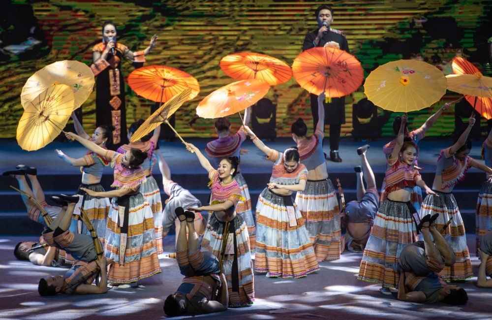 2023年1月18日，以“同心筑厚誼 攜手共發(fā)展”為主題的2023年中越跨國春節(jié)聯(lián)歡晚會在云南省紅河哈尼族彝族自治州河口瑤族自治縣舉行，越南老街省民族藝術歌舞團的演員在晚會上表演歌舞《漂浮在云端的節(jié)日》。新華社記者 胡超 攝