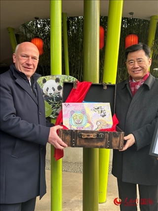吳墾大使和韋格納市長手捧德國兒童為“夢想”“夢圓”準(zhǔn)備的手繪“送別大禮包”。人民網(wǎng)記者 徐馨攝