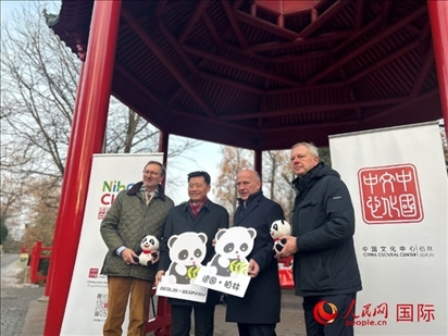 中國文化中心組織的主題活動現(xiàn)場。從左至右依次為柏林動物園園長克尼里姆、中國駐德國大使吳懇、柏林市長韋格納、柏林動物園監(jiān)事會主席布魯克曼。人民網(wǎng)記者 徐馨攝