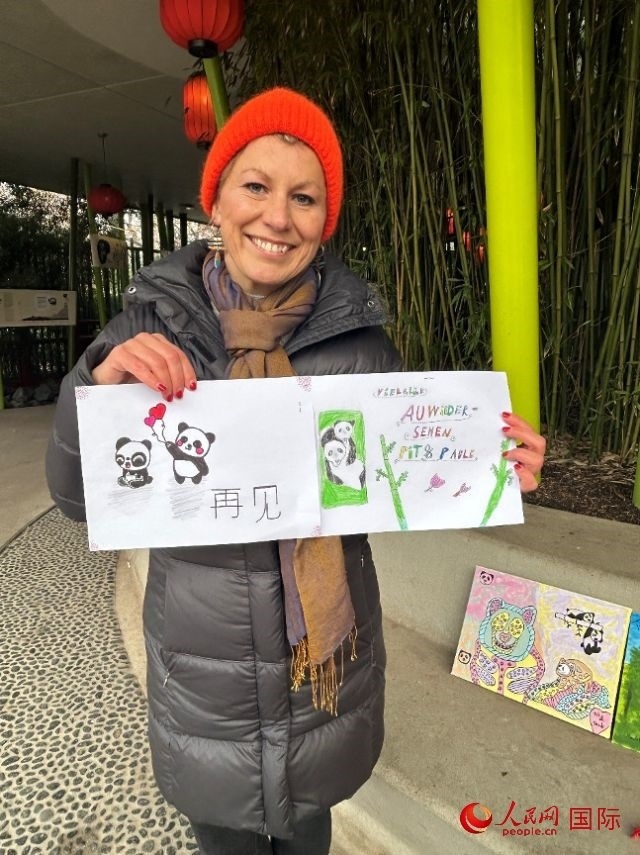 桑德拉和德國小朋友們的作品。右圖寫著“祝福好運，再見 Pit和Paule（“夢想”“夢圓”的德語名字）”。人民網(wǎng)記者 徐馨攝