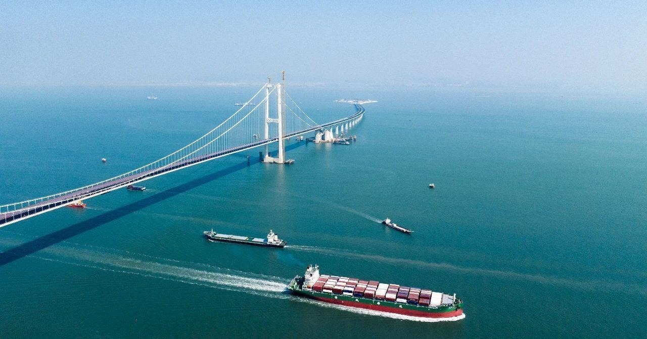 △2023年11月28日，國家重大工程深中通道海底沉管隧道貫通。