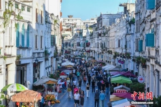 圖為?？隍T樓老街游客如織。 <a target='_blank' href='/' ><p align=