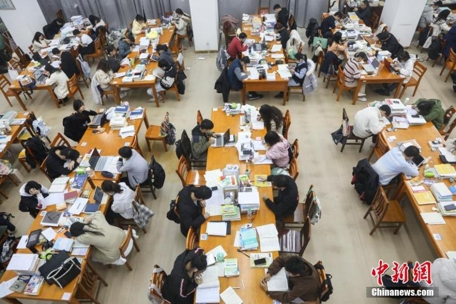 資料圖：眾多考研學(xué)生在南昌大學(xué)圖書館的自習(xí)室內(nèi)復(fù)習(xí)備考。劉力鑫 攝