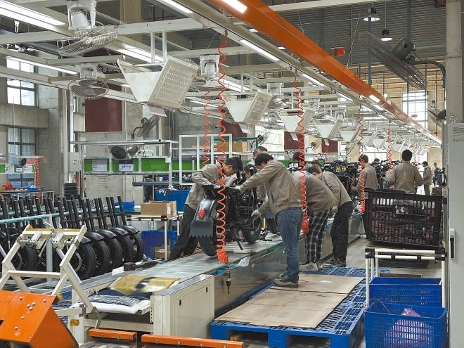  產(chǎn)業(yè)領(lǐng)跑 在長三角一體化發(fā)展格局下，新能源制造業(yè)通過產(chǎn)業(yè)集群協(xié)同發(fā)展，形成現(xiàn)代化產(chǎn)業(yè)體系。圖為位于江蘇常州市的比亞迪工廠內(nèi)，工作人員正在組裝銷往非洲國家的電動摩托車。 拉丁美洲通訊社古巴籍?dāng)z影記者 朗尼·洛佩茲（中文名羅帥）攝