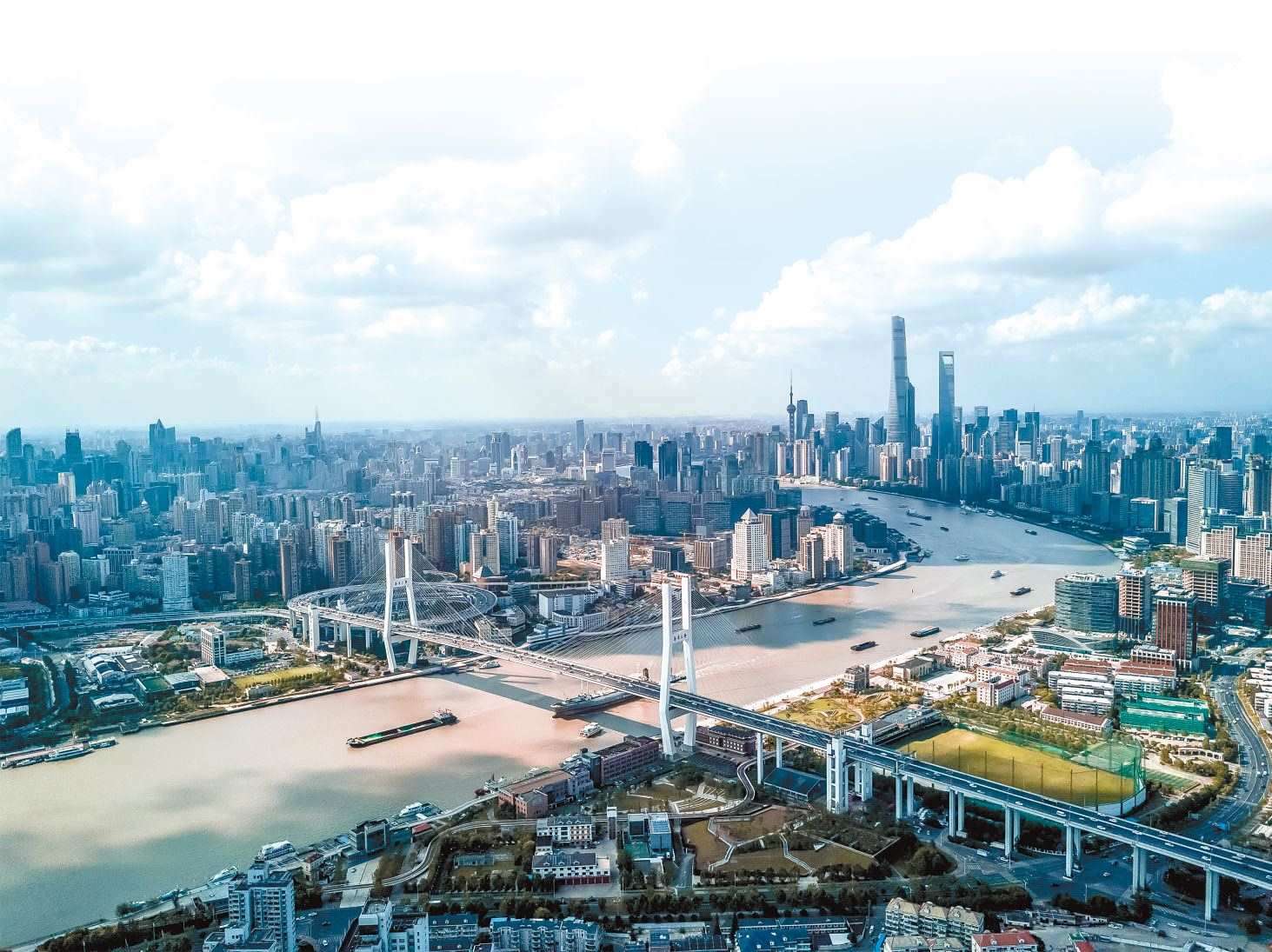  潮起東方 上海黃浦江兩岸高樓林立，風(fēng)光無限。近年來，上海以開放創(chuàng)新之姿，謀劃推動高質(zhì)量發(fā)展，奮力開創(chuàng)長三角一體化新局面。 德國籍導(dǎo)演、建筑師、攝影師 馬克·西格蒙德攝 “起初，我被東方古國的悠久歷史文化吸引來到中國。在上海生活的10多年間，我見證了這座城市的發(fā)展歷程，也感受到它兼具傳統(tǒng)與現(xiàn)代的獨(dú)特魅力?！? /></p> <p style=