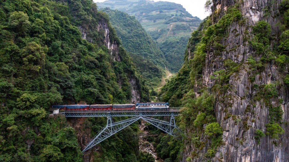 2023年6月20日，一列火車駛過(guò)人字橋。