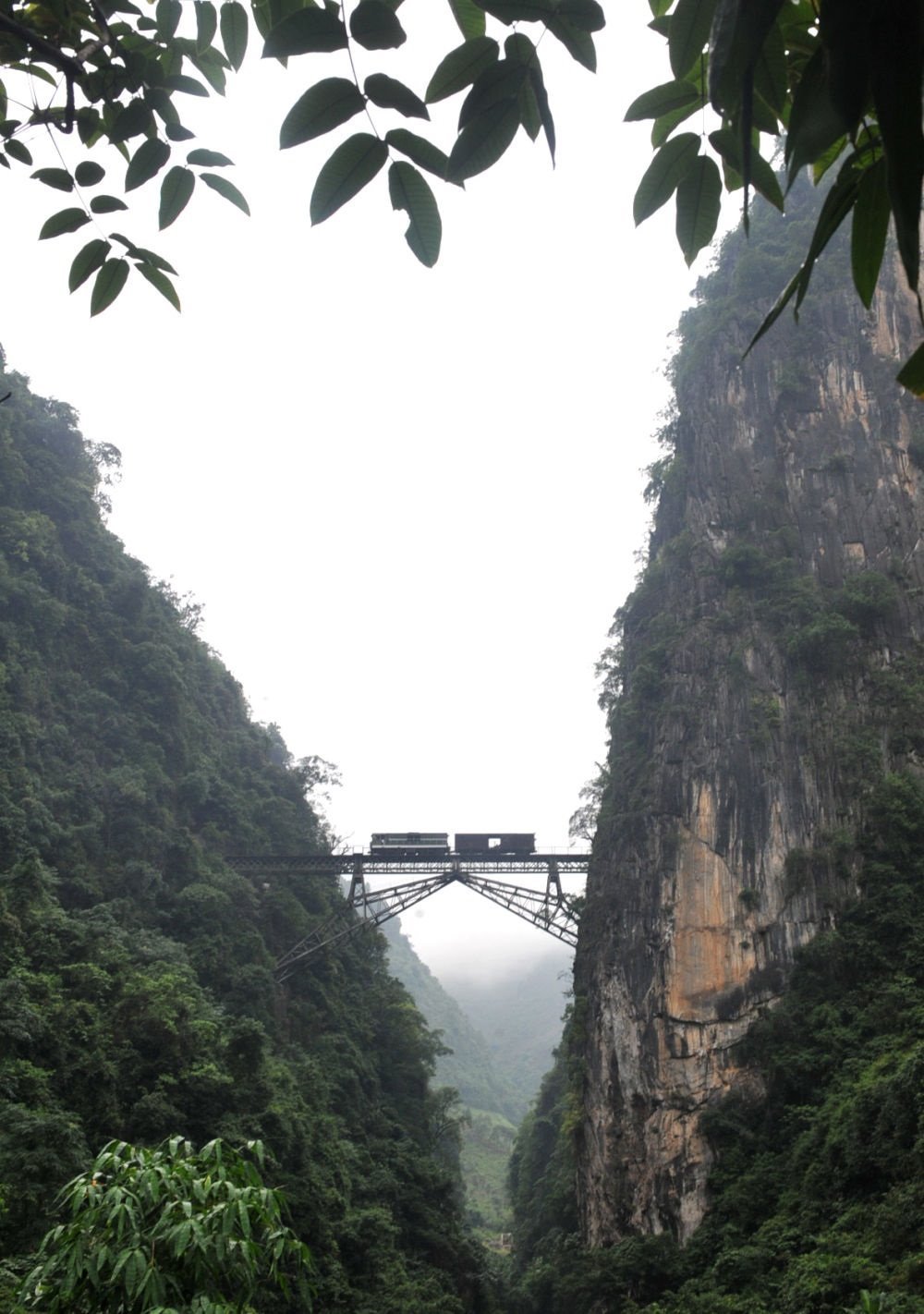 2009年6月1日，一列小火車從人字橋上通過(guò)。