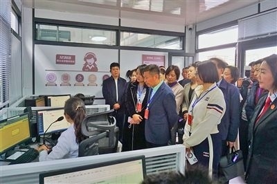  在昆明中院訴前調(diào)解工作室內(nèi)，代表們觀摩法官線上調(diào)解。