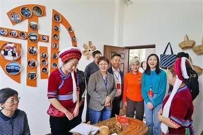  在大理法院喜洲法庭，代表們與“金花調(diào)解員”共同探討民族特色調(diào)解工作方法。