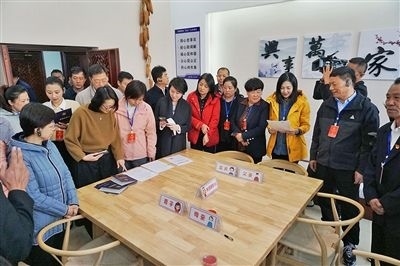  在劍川法院家事調(diào)解室內(nèi)，該院制作的《離婚證明書(shū)》引起了代表們的關(guān)注。